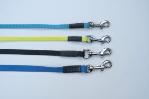 Vier Hundeleinen aus Hexa-Material in unterschiedlichen Breiten und Farben im direkten Vergleich, nebeneinander liegend.