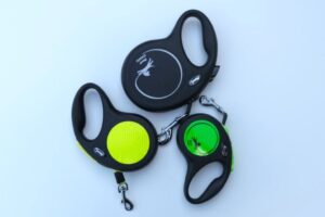Drei Flexileinen in verschiedenen Größen für Hunde, nebeneinander auf weißem Hintergrund – ideal für kleine, mittlere und große Hunde.